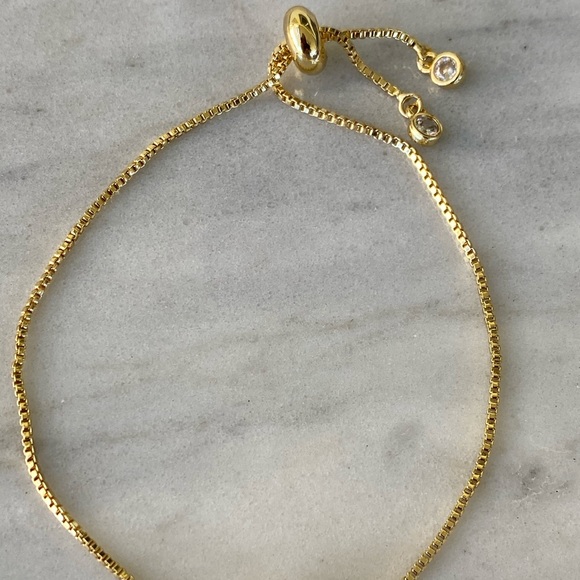 Dainty beige clover flower bracelet - Picture 2 of 4